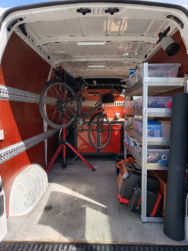 Mécanicien de l'Atelier Côte d'Amour réparant un vélo électrique à domicile à La Baule.