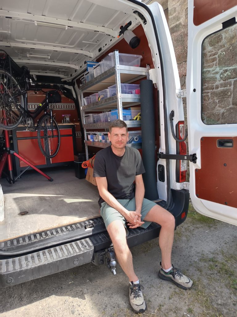 Mécanicien de l'Atelier Côte d'Amour réparant un vélo électrique à domicile à La Baule.